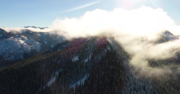 Γρήγορη Μετακίνηση Σύννεφα Στο Βουνό Τοπίο Κινείται Γρήγορα Για Δικαίωμα — Αρχείο Βίντεο