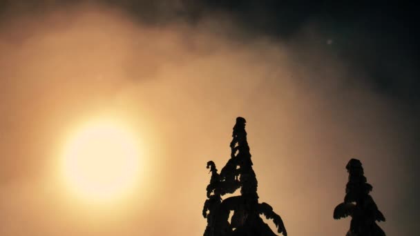 Nuclear Invierno Fallout Naranja Nubes Brillantes Moviéndose Rápidamente Silueta Sol — Vídeo de stock