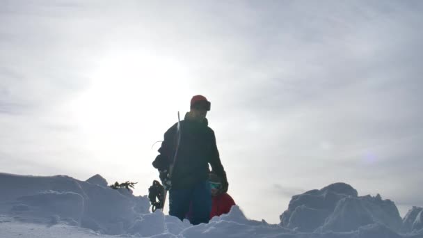 Deux Snowboarders Marchant Vers Loin Silhouette Caméra Journée Ensoleillée Lumineuse — Video