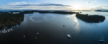 Gün batımında Roche Harbor Washington yelkenlileri ve yatlar havadan görünümü