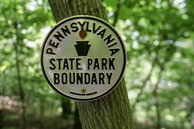 Pennsylvania State Park sınır işareti Appalachian iz orman ağacı