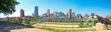 Baltimore, Maryland/Amerika Birleşik Devletleri - 24 Mayıs 2018: Patapsco nehir Inner Harbor panoramik görünüm Federal Hill Park