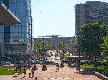 Baltimore, Maryland/Amerika Birleşik Devletleri - 24 Mayıs 2018: Inner Harbor Conway caddesine doğru Camden Yards Park'ta sarıasma aşağı görünümden