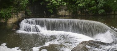 Yuvarlak Falls yarı dairesel insan yapımı şelale şehir içinde Baltimore, Maryland ABD