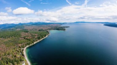 Powell River otoyol 101 British Columbia Sunshine Coast Boğazı güneye seyahat helikopter havadan görünümü tarafından Gürcistan üzerinde koyu
