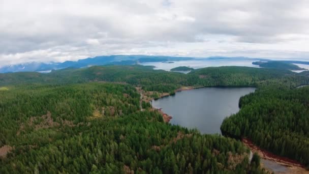 Gunflint Lake Aerial Flyover Cortes Island Columbia Británica Canadá Islas — Vídeos de Stock