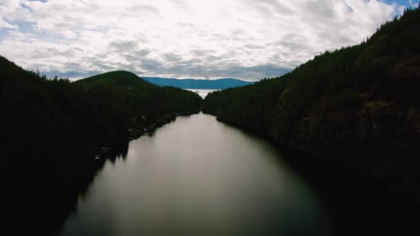 Mystische Grüne Schattige See Zwischen Bergen Küste Sakinaw See Antenne — Stockvideo