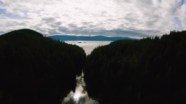 Passage étroit à travers le lac Sakinaw (C.-B.) jusqu'au détroit de Georgia dans le chenal Agamemnon Côte canadienne du soleil Aérienne 