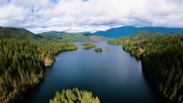Sakinaw 湖紀元前の小さな島の上のチャネルを通って飛んで空中 — ストック動画