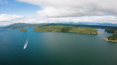 Campbell River M.ö. Gowlland Adası doğru yukarıda uçan helikopter