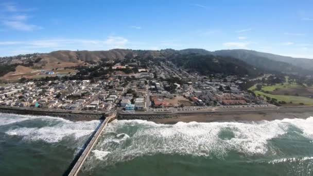 パシフィカ ピア空撮市カリフォルニア海岸サン Mateo 郡を見て — ストック動画