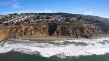 Midye Rock deniz kayalıklarla kıyı şeridi havadan görünümü: helikopter Pacifica California Usa