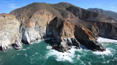 Deniz kayalıklarla Devils slayt iz San Mateo County California boyunca hava helikopter görünümü