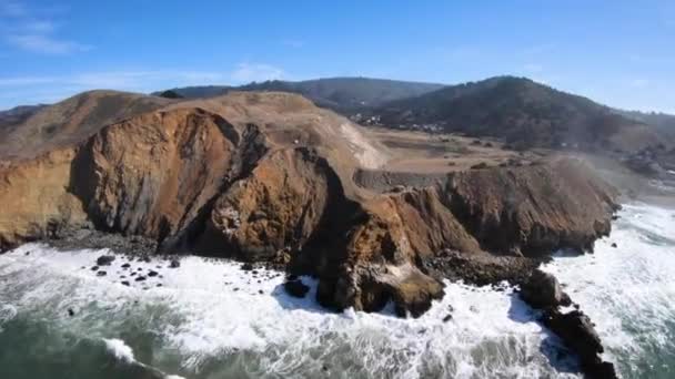 森ポイント パシフィカ カリフォルニアの海岸線のヘリコプターから空気遠近法 — ストック動画