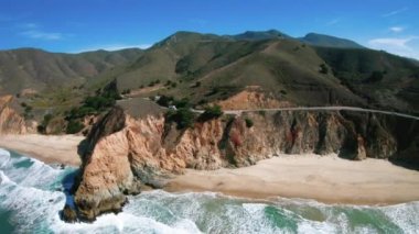 Gri balinalar Cove Devils Bunker slayt havadan görünümü helikopter güneşli gün - Half Moon Bay California ABD geçmişte uçan