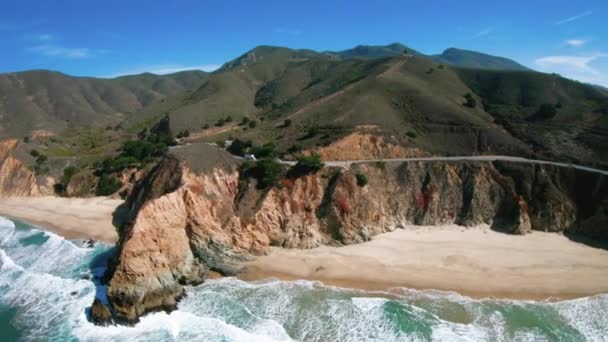 Grey Whales Cove Devils Bunker Slide Vista Aérea Pasado Helicóptero — Vídeo de stock