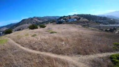 Çimenli Hillside toz kadar uçan üzerinde açılış helikopter Pov
