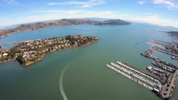 Harbor Point Richardson Bay Aerial Fly Amazing Shot Boat — Stock Video