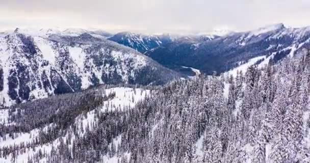 Steven Passieren Winterszene Schnee Zeitraffer Luftfahrt Richtung Skigebiet Berg — Stockvideo