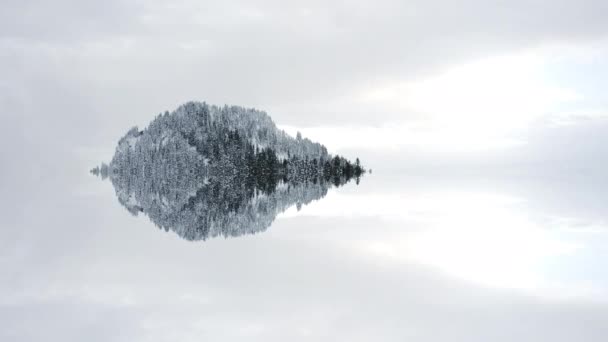Isla Montaña Bosque Nieve Árboles Cubiertos Espejo Reflexión Flotando Nubes — Vídeo de stock