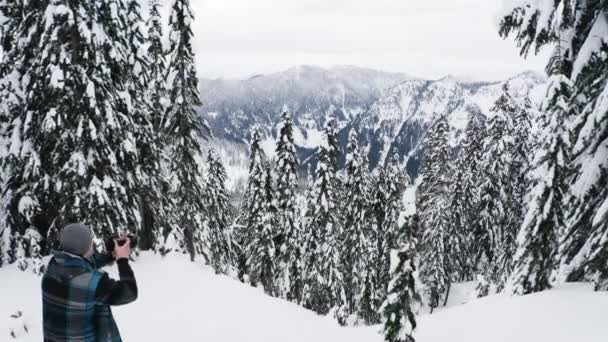 Cámara Hombre Tomando Foto Nevado Natural Bosque Paisaje — Vídeo de stock