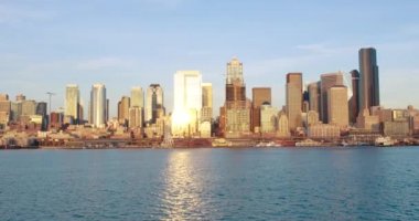 Seattle Downtown manzarası Altın ışık yansıma gökdelenler su Elliott Körfezi manzaralı