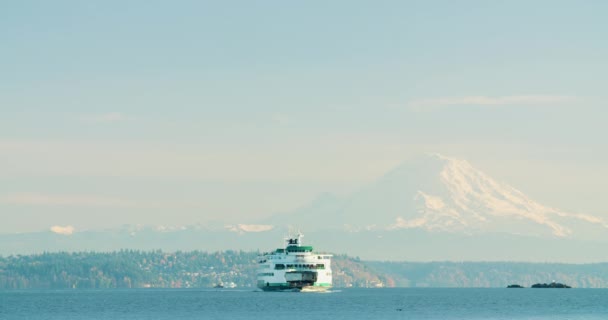 Ferry Boat Puget Sound Rainer Mountain Background Pacific Northwest Seattle — Stock Video
