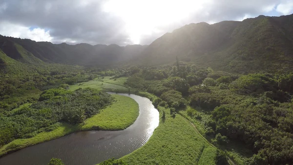 夏威夷雨林热带河谷上空的惊人照明空中飞行 — 图库照片