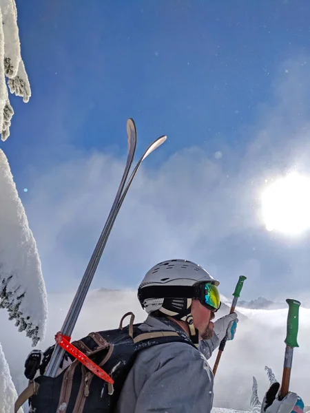 Sciatore Escursionismo Sci Nel Backcountry Sunny Blue Sky Raggiungere Cima — Foto Stock