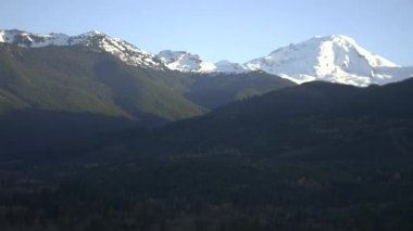MT Baker Washington Cascade Dağları orman havadan görünümü güneşli kış günü yukarıda