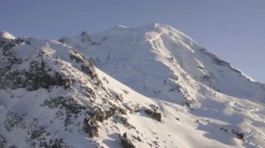 Büyük dağ tepe karlı Ridge havadan görünümü - Mount Baker Cascade dağ arkasından ortaya