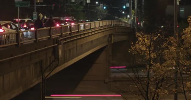 Natt Trafikerar Motorvägen Överfart Tidsfördröjning Ljusstrimmor Bilar Sluta Och Röda — Stockvideo