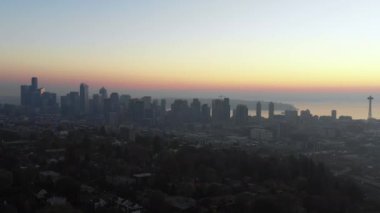 Seattle Washington günbatımında Skyline havadan görünümü oluşturma