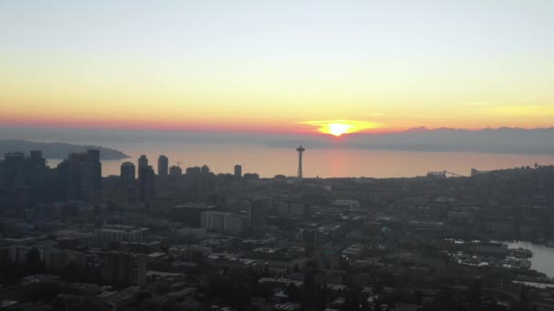 Panoramisch Uitzicht Seattle Washington City Zonsondergang Bergen Water Gebouwen — Stockvideo