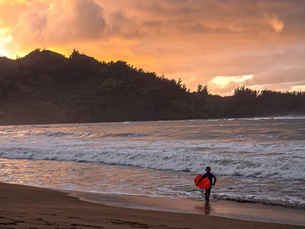 夏威夷考艾岛 Hanalei 2018年11月 拿着冲浪板的冲浪者在日落时离开水 — 图库照片
