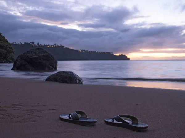 日落时夏威夷热带海滩上的凉鞋 — 图库照片