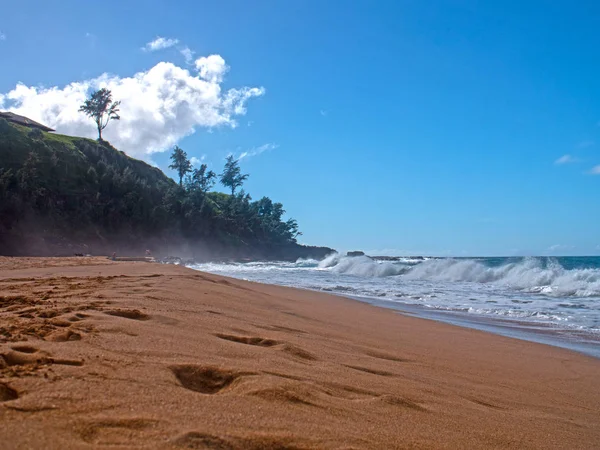 秘密のビーチ砂ウォーター フロント ハワイ カウアイ — ストック写真