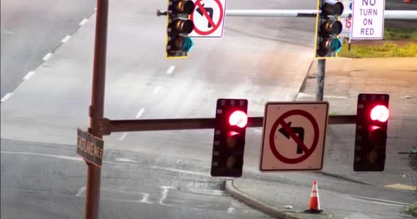 Straßenbeleuchtung Rot Grün Gelb Kreuzung Nacht Zeitraffer High Speed Autos — Stockvideo