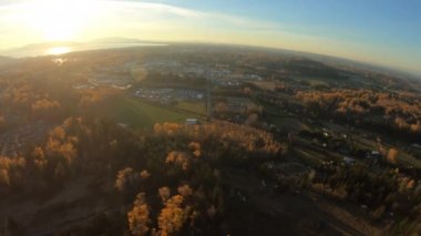 Bellingham Bay doğru günbatımı kırsal tarım arazileri üzerinde uçan Washington