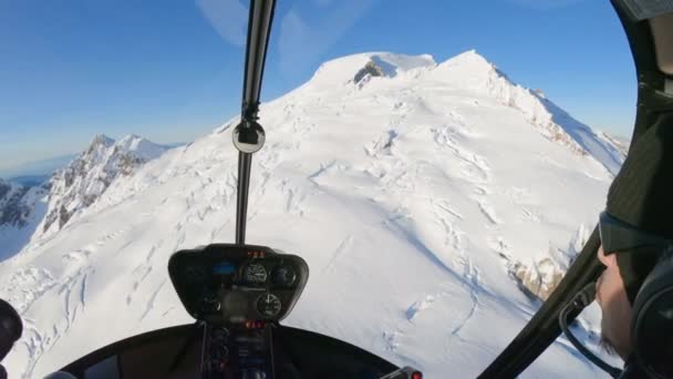 Widok Kokpitu Odważny Pilot Pewnie Helikoptera Latanie Szczyt Góry Snowy — Wideo stockowe