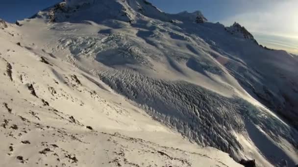 Berg Glacier Landschap Luchtfoto Helikopter Onthullen Van Ruige Gekartelde Gletsjerspleet — Stockvideo