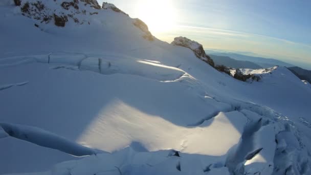 Incroyable Vol Au-dessus Du Glacier Révéler Un Espace Cpy Parfait Pour Titrer Sur Le Pic De Montagne Neigeux Vers La Gamme De Cascades Du Soleil 