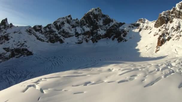 Piek Van Berg Wintersneeuw Zonnige Ontzag Inspirerend Uitzicht — Stockvideo