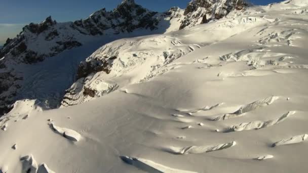 Snowy Cascade Berg Baker Gekarteld Oppervlak Sneeuwcondities Gletsjer — Stockvideo