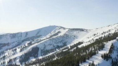 Schweitzer dağ panoramik kış karlı hava güneşli kayak pistleri