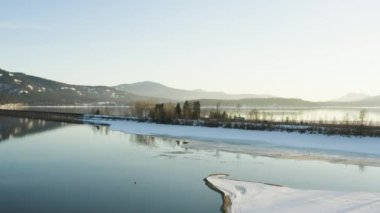 Sandpoint Idaho araç trafik köprü karlı Lake bekleme Oreille hava dron görünüm geçiş