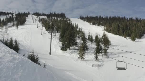 Stängt Ski Resort Stolliftar Snowy Mountain — Stockvideo