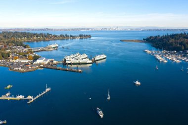 Bainbridge Island Winslow Waterfront kartal Harbor dron havadan görünümü Seattle Washington manzarası güneşli gün