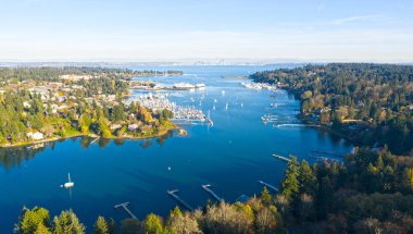 Bainbridge Island Harbor panoramik Winslow Washington güzel güneşli gün manzara