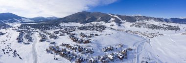 Kilit taşı Colorado kış karlı kasaba anteni konut yukarıda geliştirmek